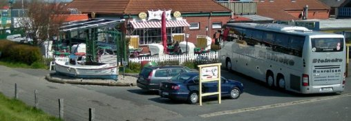 Kostenfreier Busparkplatz auf der Südseite vor der Spitze